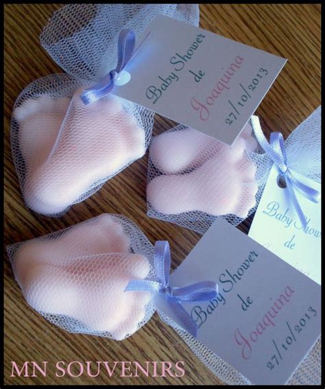 Puedes organizar este y muchos otros juegos caseros para baby shower economicos, como por ejemplo adivinar cuánto mide la. Souvenirs Jabones Artesanales. Modelo Piecitos. | Recuerdos bautizo niña, Baby shower ...