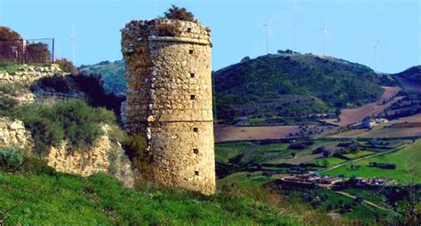 Boasting a shared lounge, terrace and views of sea, hotel eubea is situated in reggio di calabria, 1.4 km from reggio calabria lido. Castello Santapau Licodia Eubea | Storia e Architettura ...