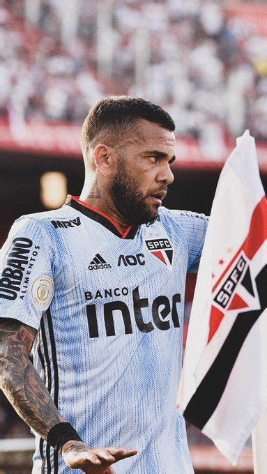 A torcida tricolor tem atualmente cerca de 20 milhões de aficionados, sendo a terceira maior torcida do brasil, sempre incentivou e acreditou nos seus jogadores e reverenciou os seus ídolos. Pin em Football wallpaper