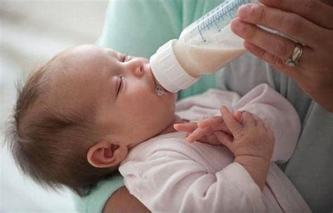 Cara menyendawakan bayi yang selanjutnya adalah dengan cara mengangkat tubuh bayi. Tips Elakkan Bayi Tersedak Susu | PermataCintaku