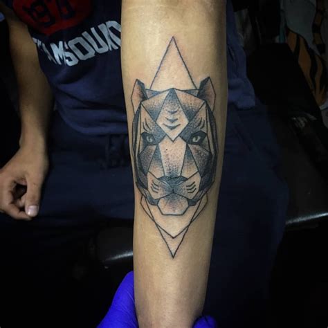 Yona Tat — Tigre en geometría de ayer