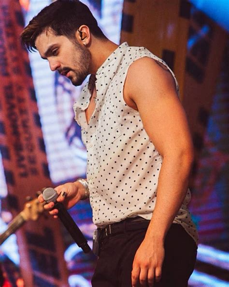 Follow luan santana through his official app smarturl.it/luansantana. Vídeo mostra Luan Santana tirando a camisa em gravação de ...