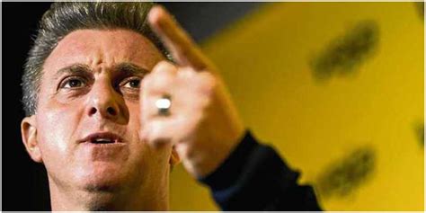 Since 2000 he has hosted the tv show caldeirão do huck (lit. Luciano Huck tem envolvimento com acusado de crime escancarado