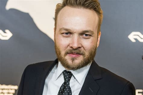 We all know arjen lubach for his sharp satire, but we must not forget that he is also musically skilled. Arjen Lubach zaait verwarring met 'geheimzinnige ...