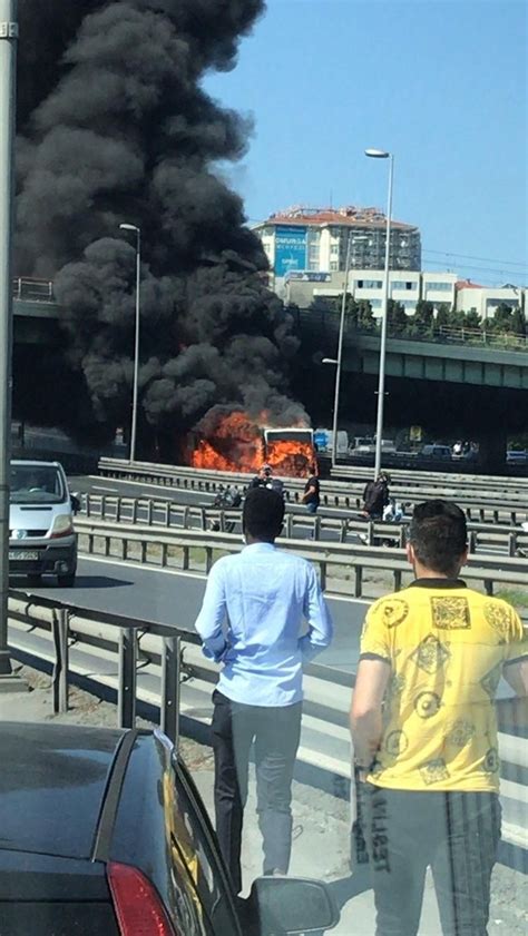 İtfaiye ekipleri yangına müdahale ederek, binada mahsur. İstanbul'da metrobüste korkutan yangın | NTV