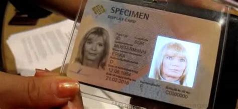 Une carte d'identité est un document officiel qui permet à une personne de prouver son identité, son nom, son prénom et sa date de naissance, et sa nationalité. La nouvelle génération de carte d'identité : RFID et OLED technologie. - Semageek