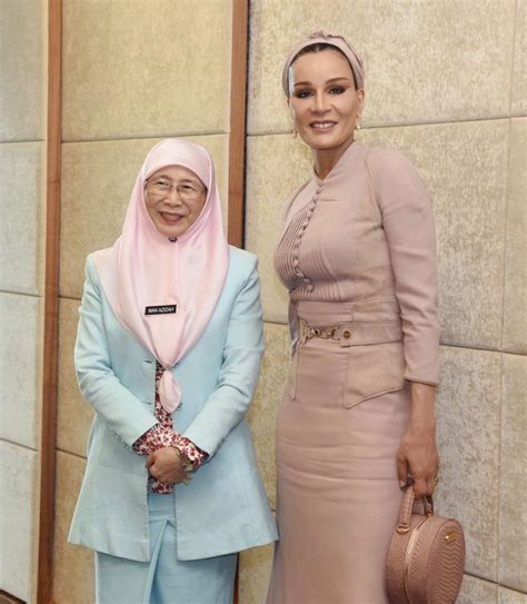 Learn the definition of 'deputy prime minister of malaysia'. Sheikha Moza with the Deputy Prime Minister of Malaysia on ...