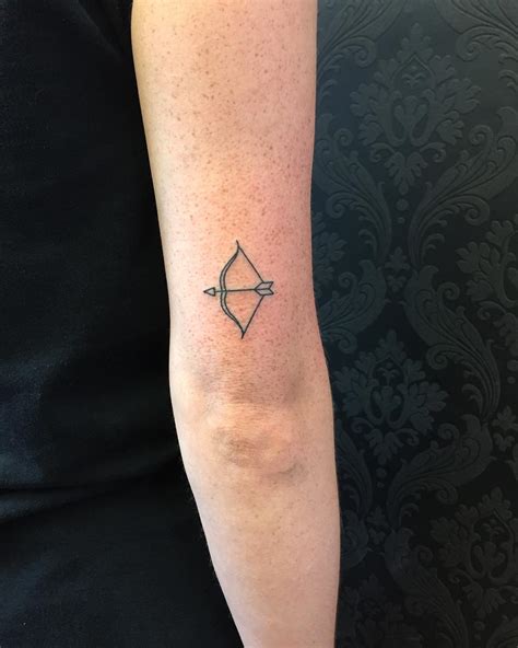 If you want some leafy fingers, hmu! Hand-poked bow and arrow by Kirk Budden - Tattoogrid.net