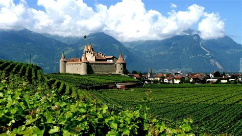 Szwajcaria to państwo kojarzące się przede wszystkim z ośnieżonymi stokami górskimi, szumiącymi wodospodami, a także licznymi jeziorami z szwajcaria charakteryzuje się różnorodnością językową. Zamek, Góry, Winnica, Szwajcaria