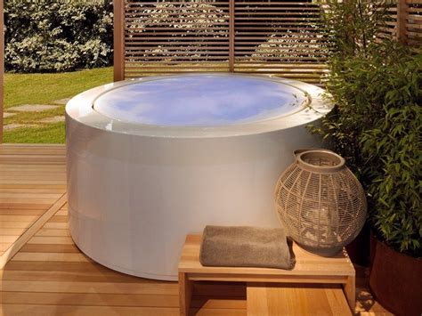 Eleganza formale, comfort ed ergonomia, per un benessere assoluto da viversi realmente everywhere. Overflow round hot tub MINIPOOL Outdoor Collection by Kos ...