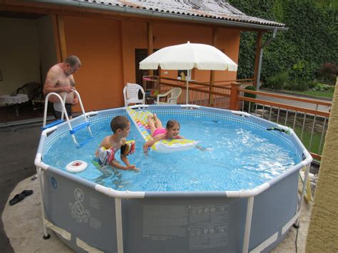 Relaxační bazén zase láká rodiny s dětmi. Bazén - léto 2018 - nejenmysaci - album na Rajčeti