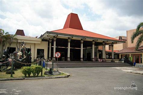 Ewuh aya ing pambudi tampak muka bangunan museum ronggowarsito semarang yang bergaya joglo khas jawa. Jam Buka Museum Ronggowarsito Semarang : Museum ...