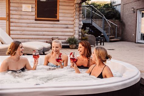 Hot tub zeigt uns die drei freunde adam, lou und nick und ihr alles andere als erfülltes erwachsenenleben. Group Of Young Women Having Fun In Hot Tub Whirlpool ...