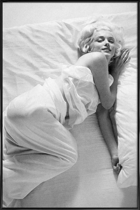 Which you probably think sounds kind of awesome until you learn that when monroe was full, she'd scrape any leftover food she had left on her plate under her sheets and then sleep on top of it, though presumably not before winging the plate across the room and mentally giving her maid the finger. Marilyn Monroe in Bed Poster im Kunststoffrahmen | JUNIQE