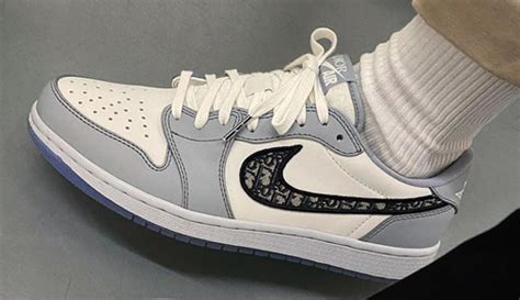 In other aj1 news, the og air jordan 1 neutral grey iteration from 1985 is coming soon. Diorコラボを彷彿とさせる エアジョーダン1 "ライトスモークグレー" が発売!2020年11月27日 抽選まとめ
