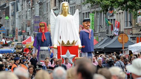 .invisible et inconnu qui, en 2020, empêche cette fête traditionnelle du 15 août d'être maintenue. Outremeuse: un 15 août spécial anniversaire - Édition ...