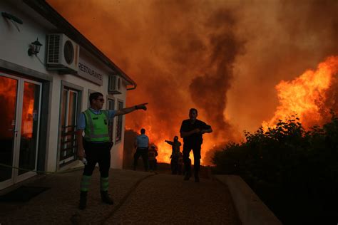 An intense heat wave preceded the fires, with many areas of portugal seeing temperatures in excess of 40 °c (104 °f). As cusquices de Esmoriz: Foto do mês de Junho de 2017