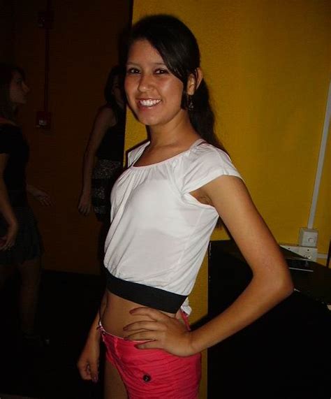 This bombshell gets caught in the shower by her gf and eaten out. Agência de Modelos: DanDee: Junho 2011