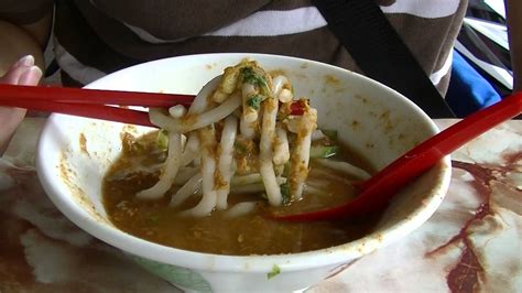 Looking at the blissful blend of dense jungles and emerald hills, you sure know flora and fauna are kim seng kopitiam and laksa janggus are highly patronised by locals. Siam Asam Laksa, Nan Guang, Balik Pulau, Compilation Video ...