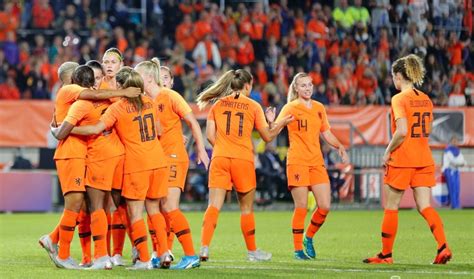 Leeuwinnen zegt het al zijn leeuwen die winnen en leeuwinnen regeren. Oranje Leeuwinnen komen naar Rat Verlegh Stadion voor ...