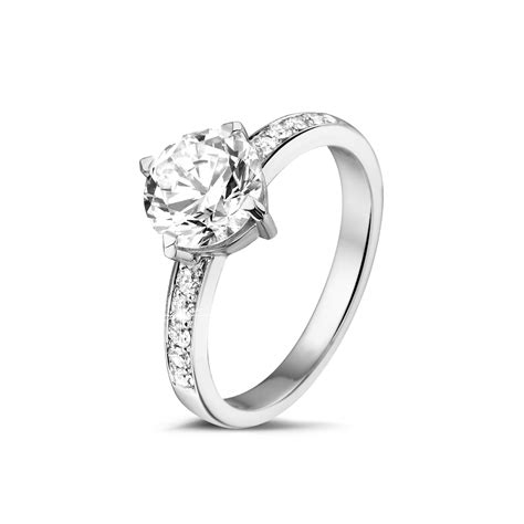Spécialiste en bague de fiançailles, retrouvez un large choix de bagues solitaires en or blanc et diamant en bijouterie et en ligne. 1.50 carats bague solitaire diamant en or blanc avec ...