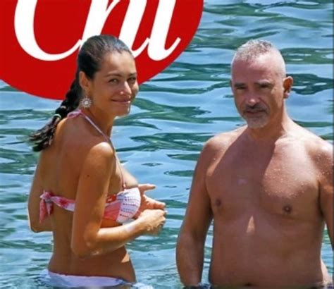 La pellegrinelli è super con il due pezzi a triangolo bianco. Eros Ramazzotti malato: la foto su Instagram lascia i fan ...