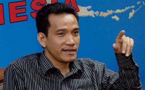 Refly menyebut kalau surat edaran (se) yang dikeluarkan para pejabat pemerintah, bukan menjadi dasar hukum pidana bagi para pelanggarnya. Refly Harun: Demokrasi Indonesia Bukan Kebablasan ...