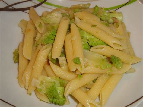 1 cavolo o broccolo 4 acciughe 2 spicchi d'aglio 2 peperoncini olio extravergine d'oliva 50 g di mollica di pane 2 cucchiai di formaggio grattugiato. Pasta con cavolo romano - Veganblog - ricette e prodotti ...