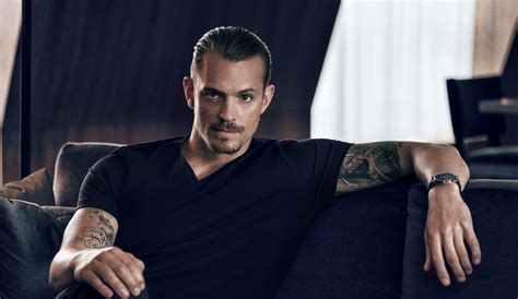 Recientemente se estrenó altered carbon en netflix. Joel Kinnaman Bares his Buns in Netflix Series 'Altered ...