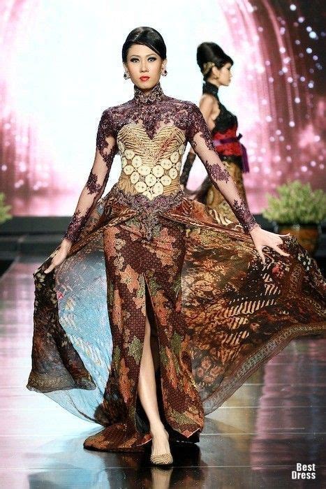 Ciri khas desainnya adalah adanya potongan garis lengan, leher, serta panjang kebaya dengan ekor yang berani. Kebaya batik, Indonesia. | Vestido batik, Ropa tradicional y Moda estilo