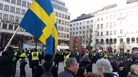 Dubbelt svenskt på pallen på stadion. Nyheter på lätt svenska - från Sveriges Radio. | Radio ...