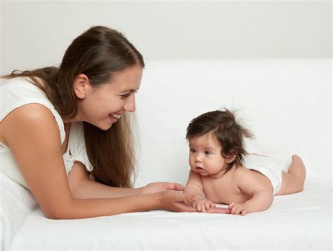 Kajian menunjukkan bahawa bayi yang baru lahir semuda dua hari dapat meniru pergerakan wajah yang mudah ia menandakan kaedah penyelesaian masalah di awal usia. Mentang- Mentanglah Baby Kecil Lagi, Ramai Buat Tak Endah ...