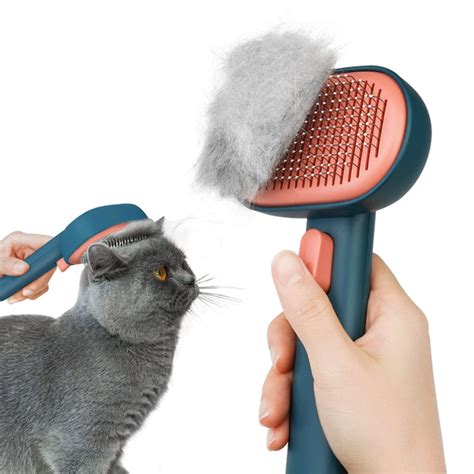 Кошачья щетка используется для линьки, а также для массажа котят и ...