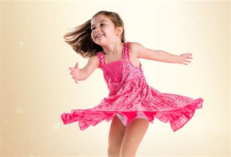 Meninas dançando ao som do roberto carlos na festa do rancho açoriano. Baile para niños: motivos para que tu hijo lo practique — Eres Mamá