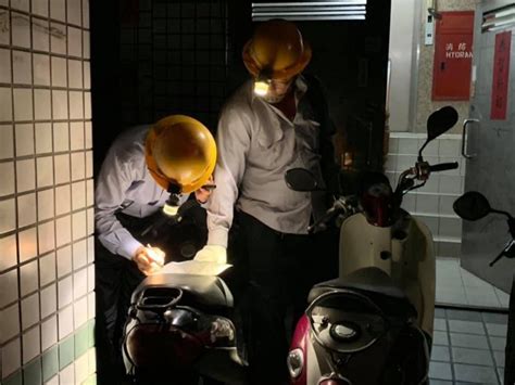 自 8 時 30 分 至 9 時 30 分: 鹽埕區深夜無預警大停電!多人受困電梯 消防員忙搶救 - 生活 - 自由時報電子報