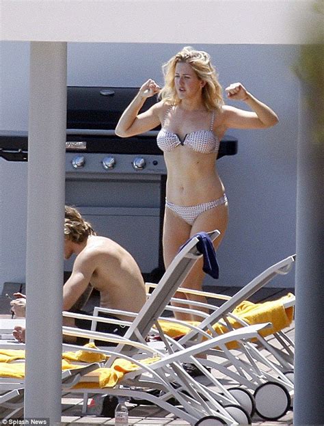 Off topic > two idiots battle it out on twitter! Ellie Goulding showcases her toned body in two teeny ...