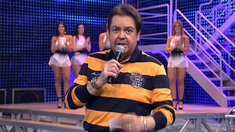 Comandado por faustão (fausto silva) o programa tem quadros de dança, música, disputas, desafios, artistas, entrevistas, vídeo cassetadas, histórias emocionantes e muito mais. Após baixa, "Domingão do Faustão" pode passar por mudanças ...