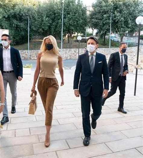 Jun 30, 2021 · all'indomani dello strappo con beppe grillo, l'ex presidente del consiglio giuseppe conte si concede una partita di padel con la compagna olivia paladino. Olivia Paladino, la borsa è low cost: il costo | Donne ...