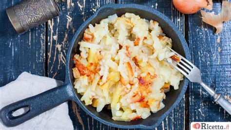 Le patate in tecia proposte nella video ricetta dallo chef andrea caporizzi sono un contorno tipico della cucina triestina, ottimo in accompagnamento a bolliti e salsicce. Ricetta Patate in tecia - Consigli e Ingredienti | Ricetta.it