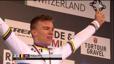 Nys junior ging in een afdaling over de kop en belandde met zijn borstkas op een paaltje. Thibau Nys pakt zijn eerste wereldtitel veldrijden bij de ...