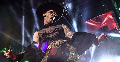 Il 2020 è stato un anno davvero magico per il cantante reduce da. Achille Lauro paparazzato con la fidanzata | Radio Deejay