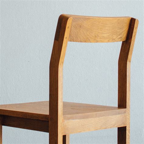 The unusual design guaranteed the chair's stability on uneven floors and cemented its distinct. Ant Chair - Mahasamut