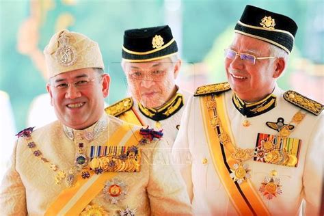 Sultan muhammad v juga tercatat sebagai raja pertama malaysia yang dilantik tanpa pendamping yang biasa disebut raha permaisuri agong. Profil Seri Paduka Baginda Yang di-Pertuan Agong ke-15 ...