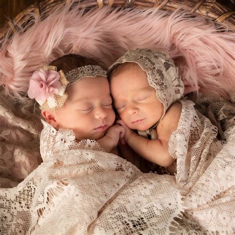 Ketika memberi nama bayi yang baru lahir, tentu tak boleh sembarangan. Nama-nama bayi kembar perempuan islami dan artinya ...