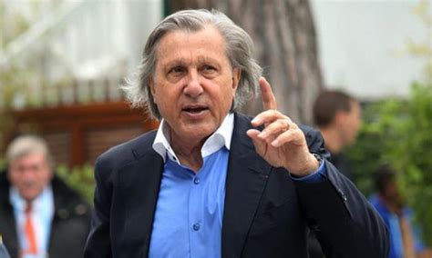 He had it all — charm, charisma, exotic looks, long dark. Cadou generos din partea lui Ilie Năstase pentru fiicele sale
