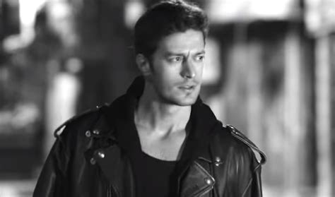 O ses türkiye yarışmasında katılan gidene şarkısıyla dikkatleri çekmeyi başaran şerifoğlu, kırmızı oda dizisinde canlandırdığı. Feyyaz Şerifoğlu Kimdir? Kaç Yaşında ve Nereli