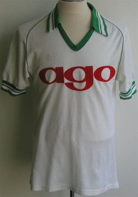 Originele voetbalshirts hebben een merklogo en het originele clublogo, zoals het nike fc barcelona shirt of het adidas real madrid shirt. FC Groningen Home football shirt 1983 - 1984.