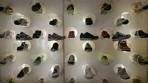 Many young handsome boys from eastern europe! Glory Hole Hamburg - ein Must für alle Sneakerfans