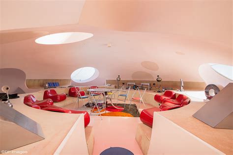 Owned by pierre cardin, the palais bulles or bubble palace, is one of several bubble homes designed by architect antti lovag. Palais Bulles : la résidence insolite de Pierre Cardin à ...