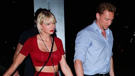 A photo appears of tom hiddleston and idris elba leaving a dinner held at anna wintour's home in new york. Taylor Swift, como una lapa con Tom Hiddleston en un ...